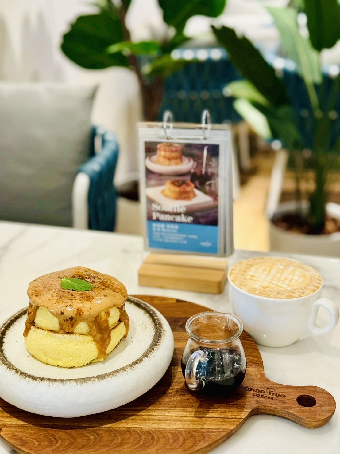 【台北微風廣場美食】成真咖啡 ComeTrue Coffee：超越期待的舒肥雞與氮氣咖啡饗宴！從質感下午茶到浪漫微醺夜晚，聚餐首選推薦