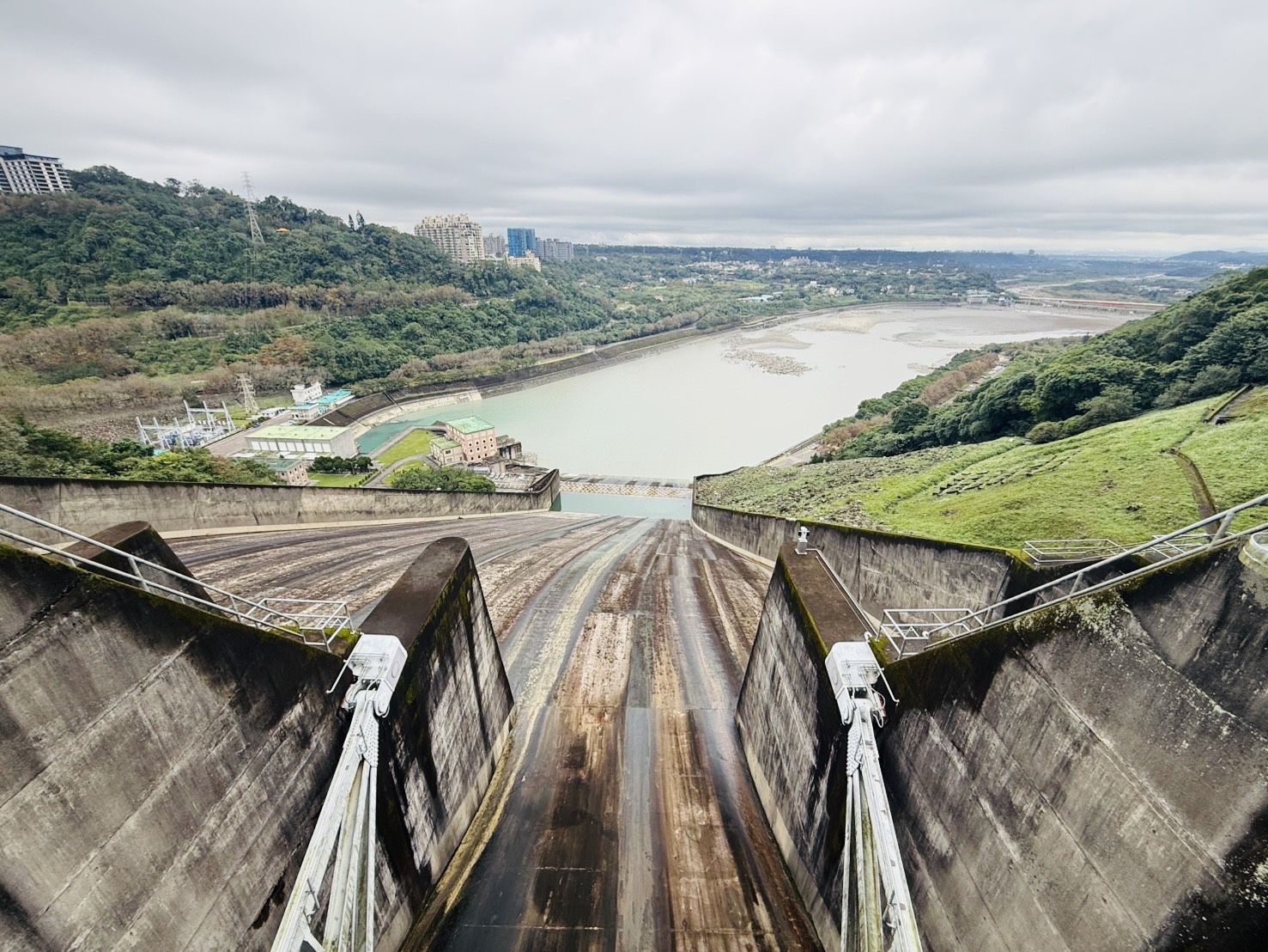 桃園石門水庫美食懶人包|石門水庫散步+「大石門活魚老店」五吃,必買黃大目大溪豆干 - 第2張圖 桃園石門水庫美食懶人包|石門水庫散步+「大石門活魚老店」五吃,必買黃大目大溪豆干