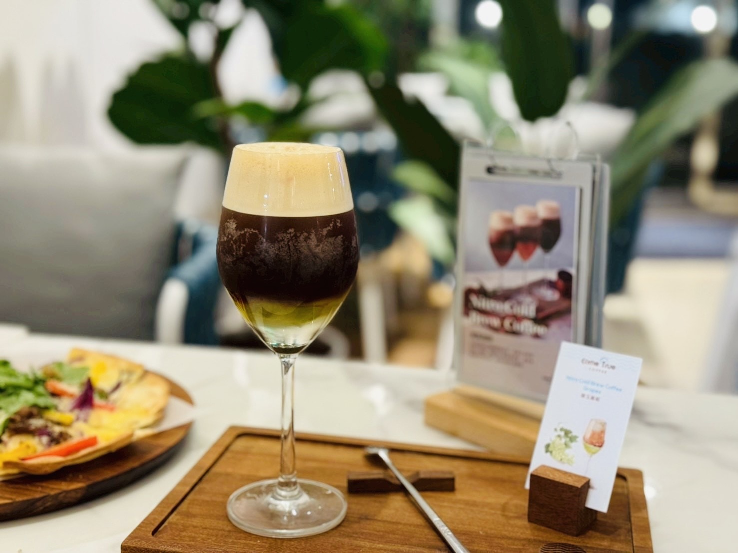 【台北微風廣場美食】成真咖啡 ComeTrue Coffee：超越期待的舒肥雞與氮氣咖啡饗宴！從質感下午茶到浪漫微醺夜晚，聚餐首選推薦