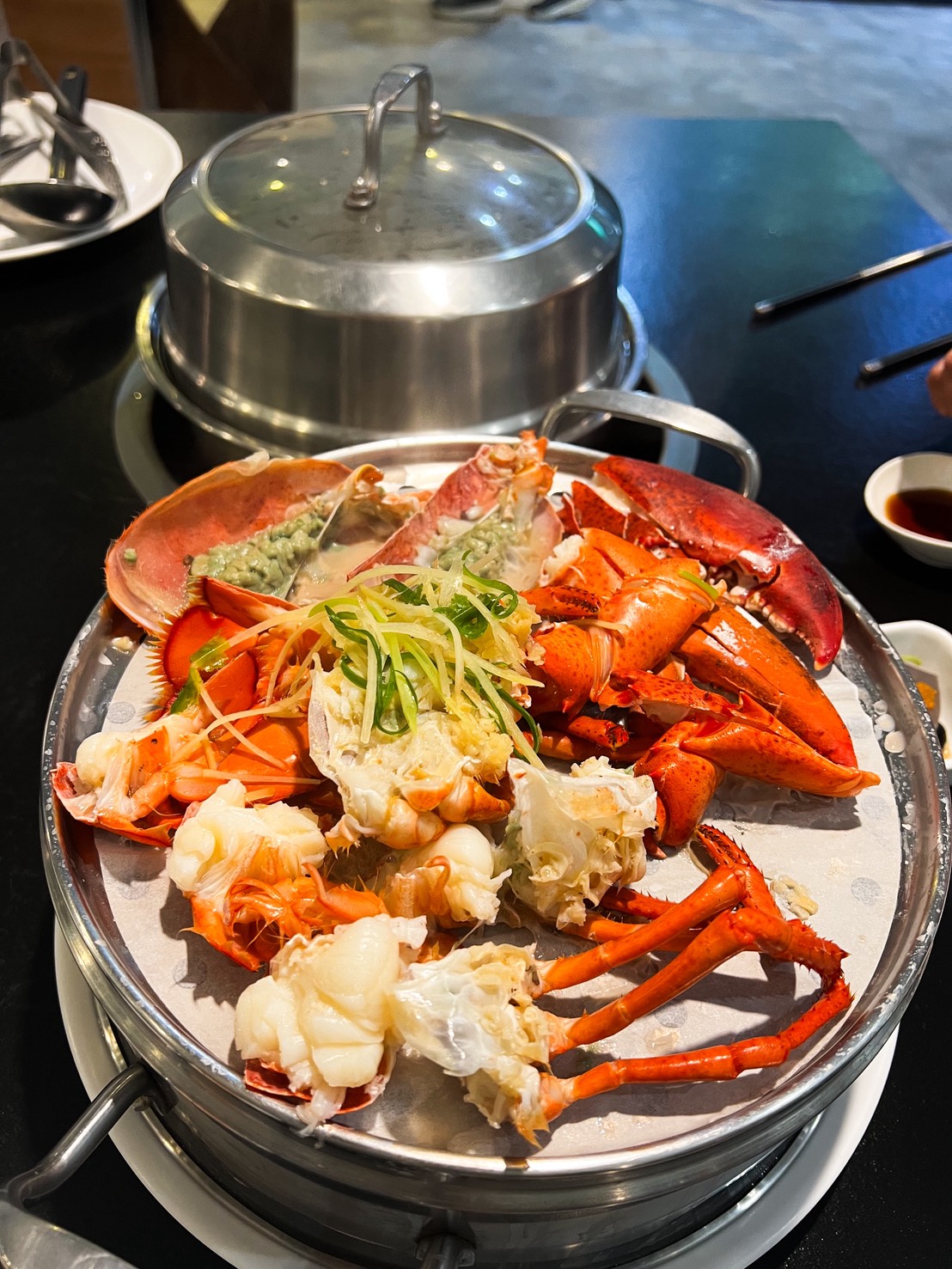 【板橋美食推薦】蒸天下海鮮蒸氣火鍋|活龍蝦現蒸上桌!兩人豪華套餐 $2280 吃得到極致鮮甜 - 第9張圖 【板橋美食推薦】蒸天下海鮮蒸氣火鍋|活龍蝦現蒸上桌!兩人豪華套餐 $2280 吃得到極致鮮甜