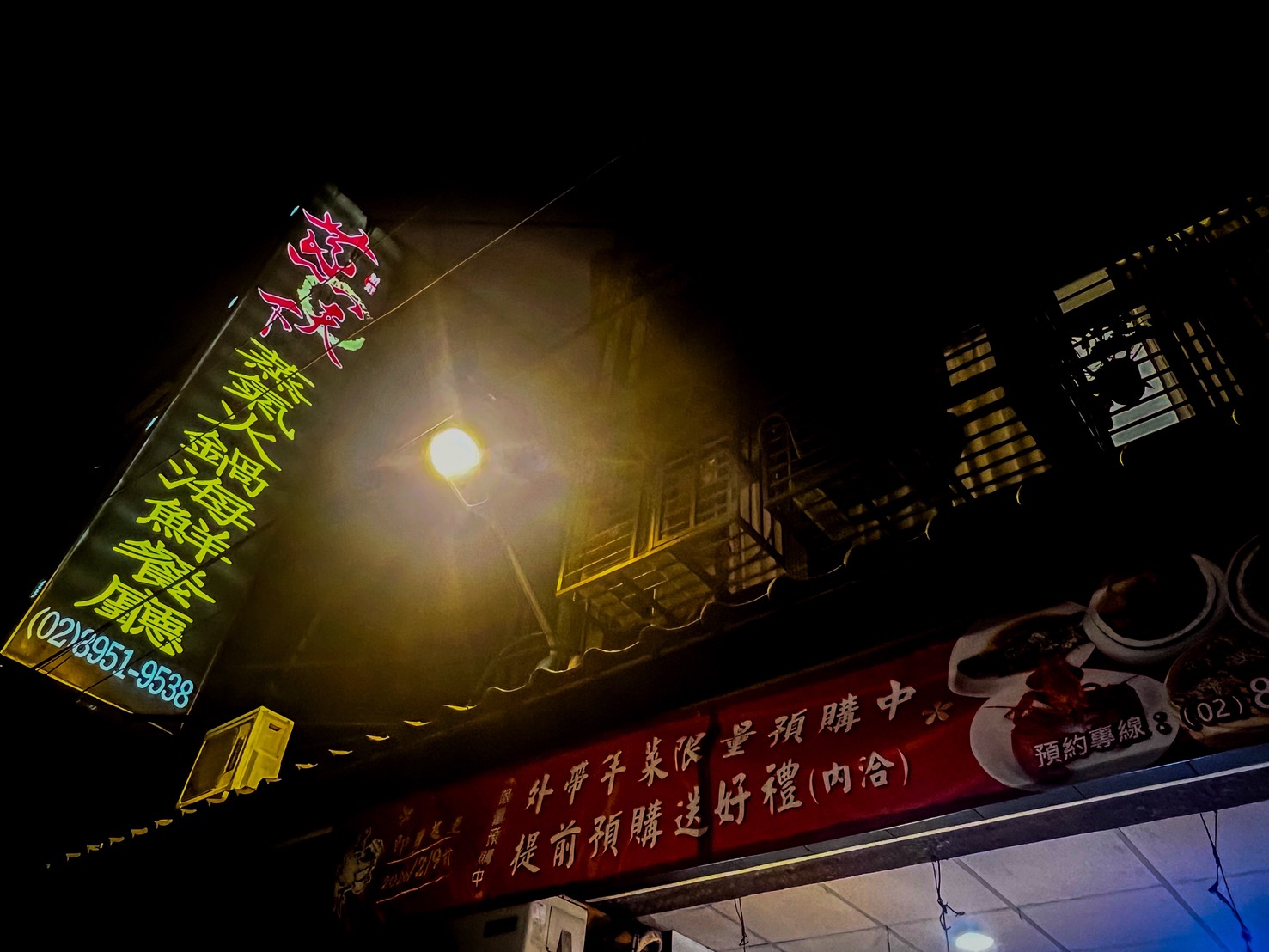 【板橋美食推薦】蒸天下海鮮蒸氣火鍋|活龍蝦現蒸上桌!兩人豪華套餐 $2280 吃得到極致鮮甜 - 第1張圖 【板橋美食推薦】蒸天下海鮮蒸氣火鍋|活龍蝦現蒸上桌!兩人豪華套餐 $2280 吃得到極致鮮甜