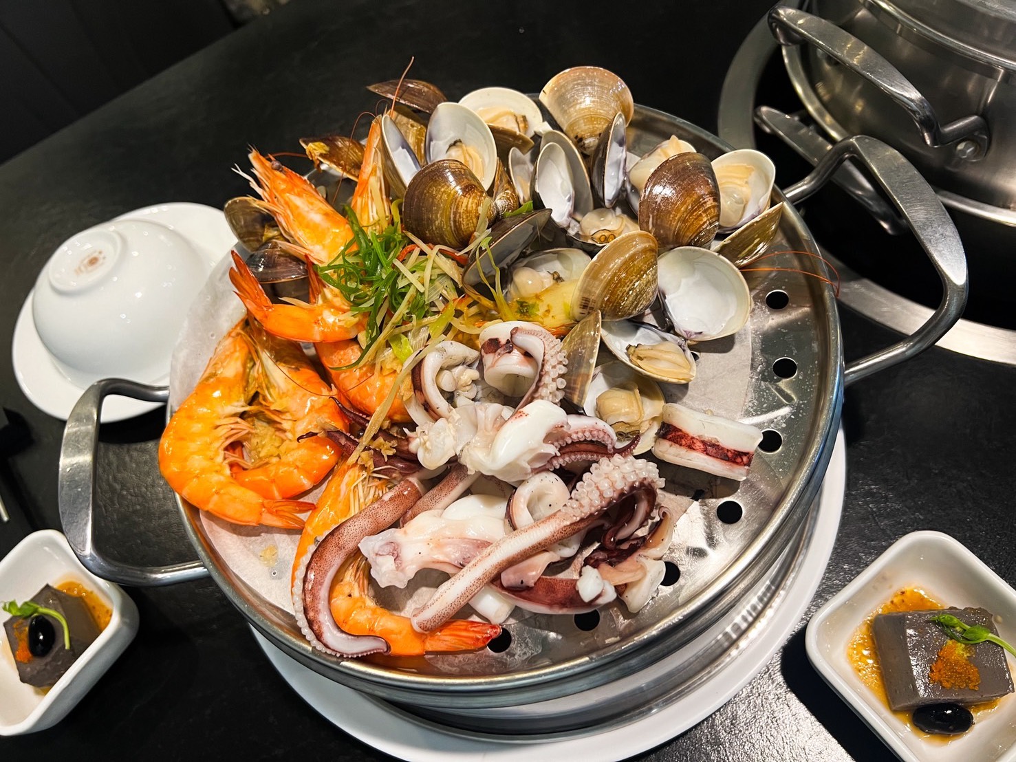 【板橋美食推薦】蒸天下海鮮蒸氣火鍋|活龍蝦現蒸上桌!兩人豪華套餐 $2280 吃得到極致鮮甜 - 第7張圖 【板橋美食推薦】蒸天下海鮮蒸氣火鍋|活龍蝦現蒸上桌!兩人豪華套餐 $2280 吃得到極致鮮甜