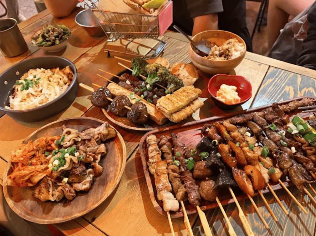 淡水宵夜推薦｜路邊烤肉 WildBBQ 滬尾店：資深吃貨的私藏清單，5 串入魂必點與神組合全解析